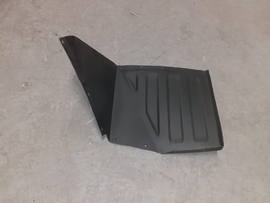 Закрылок пластик 80-8404020 Б-01 правый МТЗ-80 - Купить в Екатеринбурге запчасти для сельхозтехники