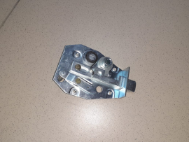 Замок двери левый  МК 70-6708120 МТЗ-80 - Купить в Екатеринбурге запчасти для сельхозтехники